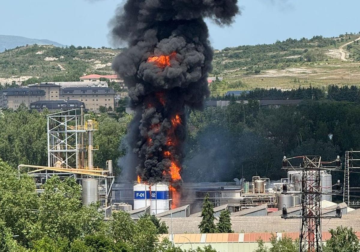 El gran incendio de LEA se ve desde todo Vitoria