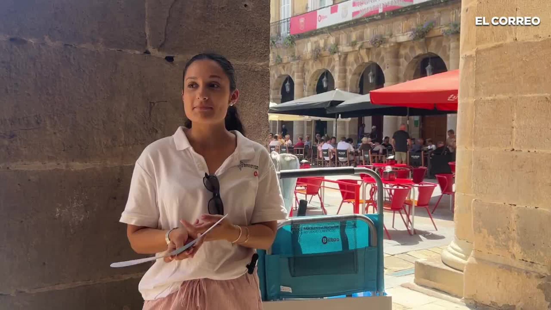 Acompañamos a la cuadrilla ‘Sombralagun’ por las calles de Bilbao durante una jornada de calor