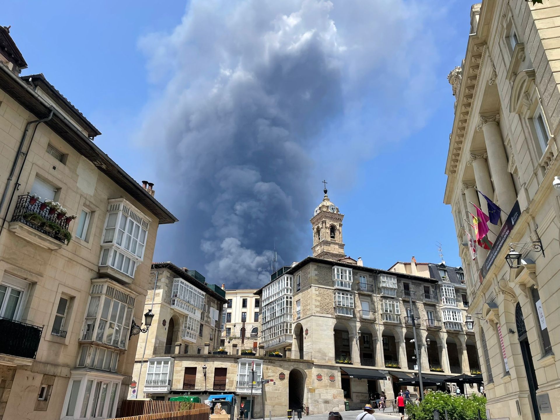 El gran incendio de LEA se ve desde todo Vitoria