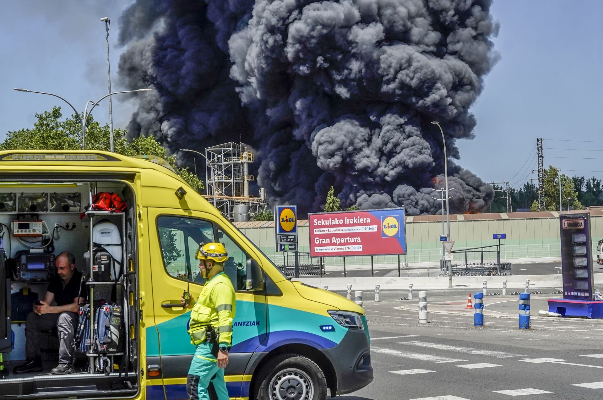 El gran incendio de LEA se ve desde todo Vitoria