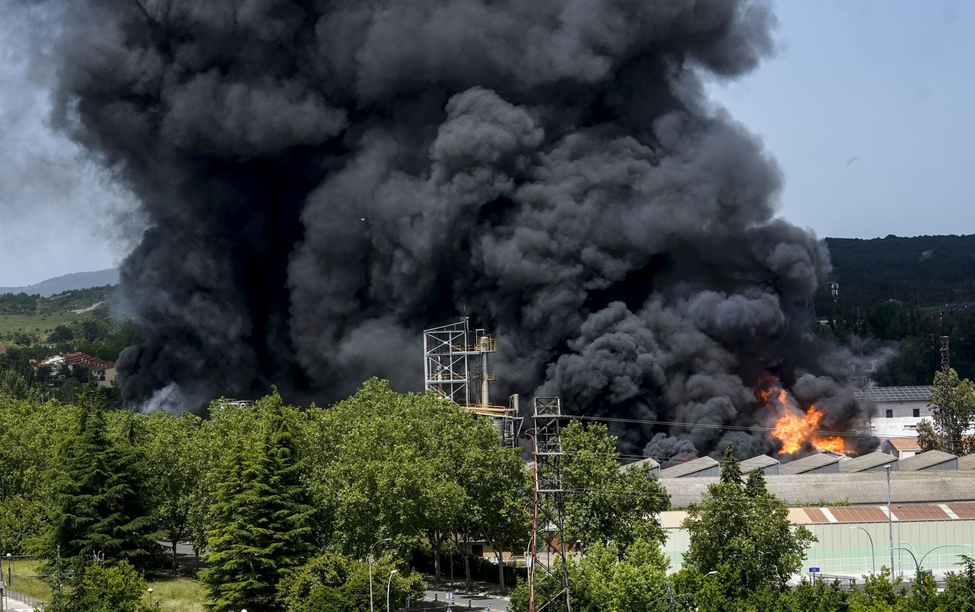 El gran incendio de LEA se ve desde todo Vitoria