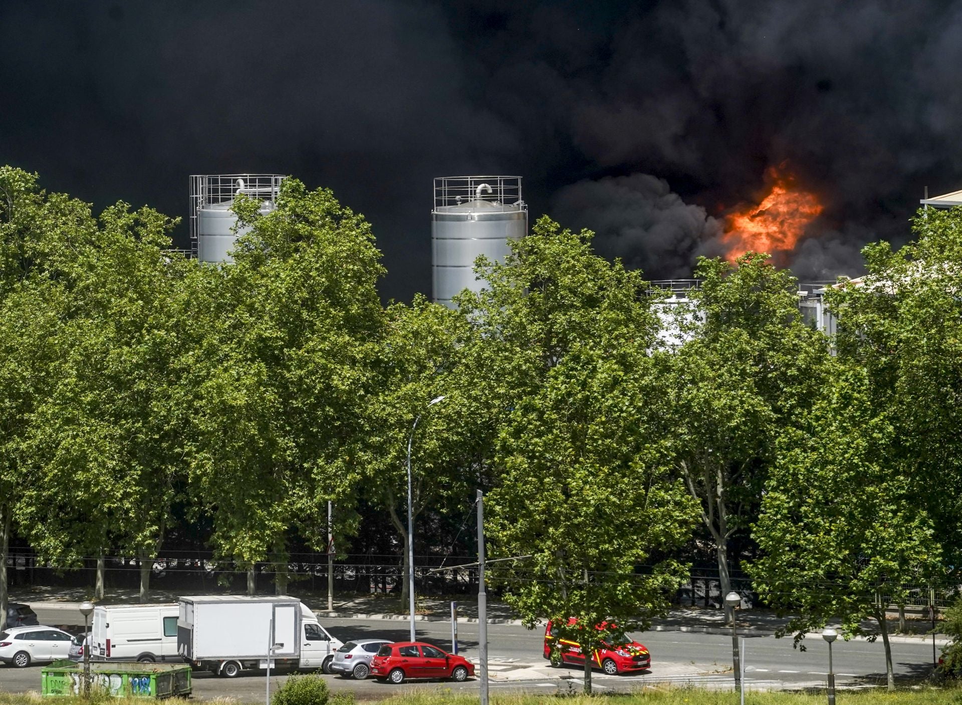 El gran incendio de LEA se ve desde todo Vitoria