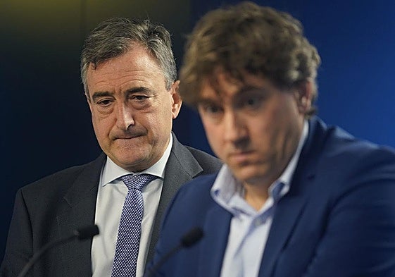 Aitor Esteban y Eneko Andueza, en una foto de archivo en el Parlamento vasco.