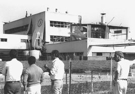 Estado en que quedó el exterior de la industria tras la explosión.