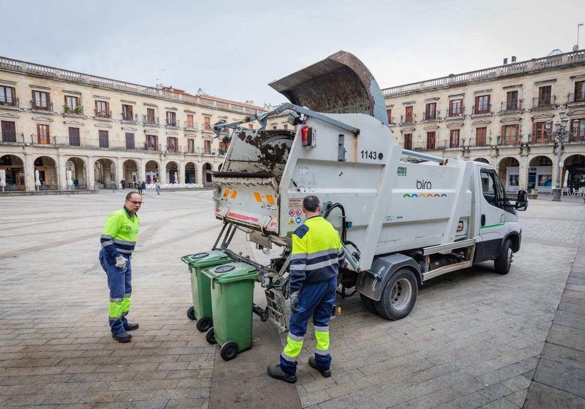 Recogida de basuras en la plaza de España.