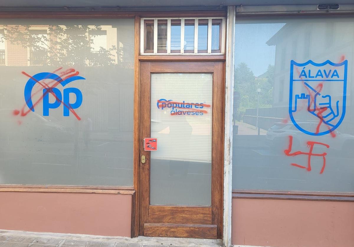 Así ha amanecido la sede del PP en Amurrio.