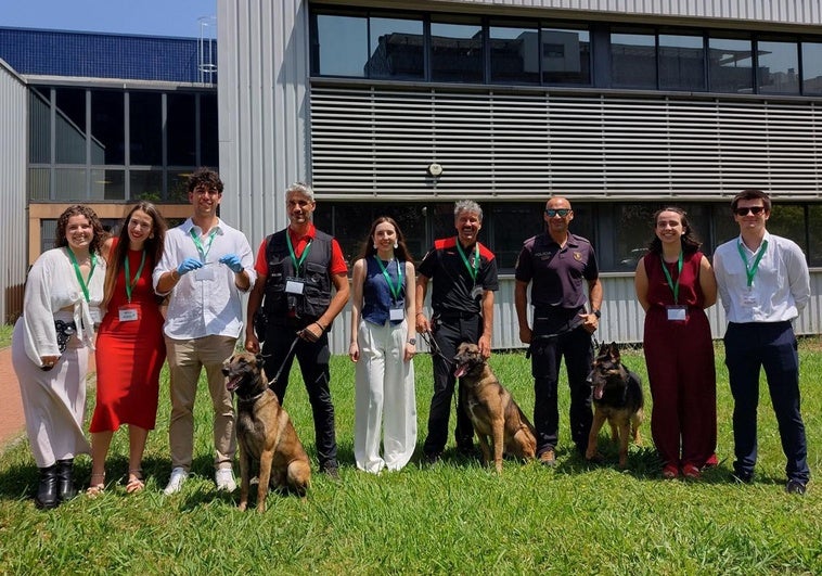Responsables de la empresa y de varias unidades caninas tras hacer una demostración en Barakaldo.