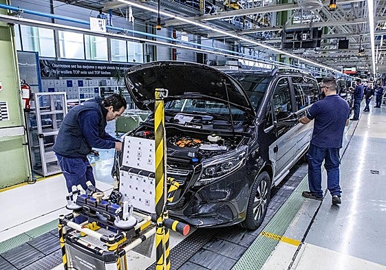 Operarios de la planta de Mercedes en Vitoria realizan ajustes para adaptar la cadena de fabricación al vehículo eléctrico.