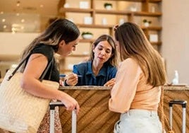 ¿Te han pedido el DNI en un hotel? «No se lo des, es un exceso», dice la OCU