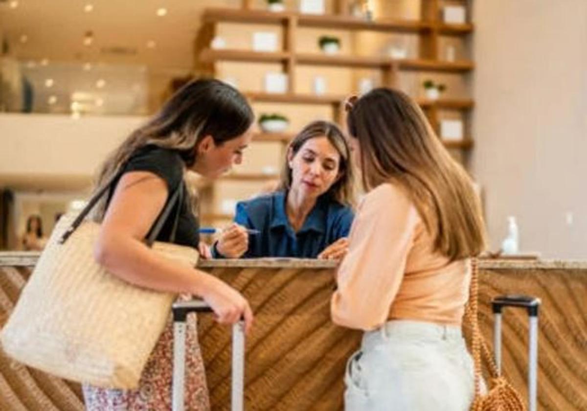 ¿Te han pedido el DNI en un hotel? «No se lo des, es un exceso», dice la OCU