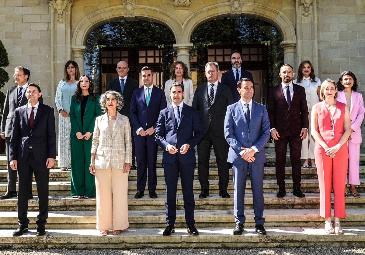 Los vascos suspenden el primer año del Gobierno de Pradales, según el Deustobarómetro