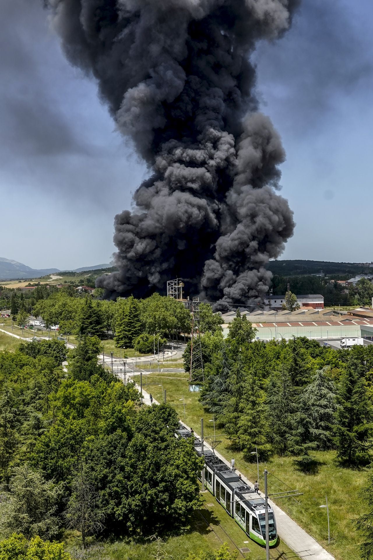 El gran incendio de LEA se ve desde todo Vitoria