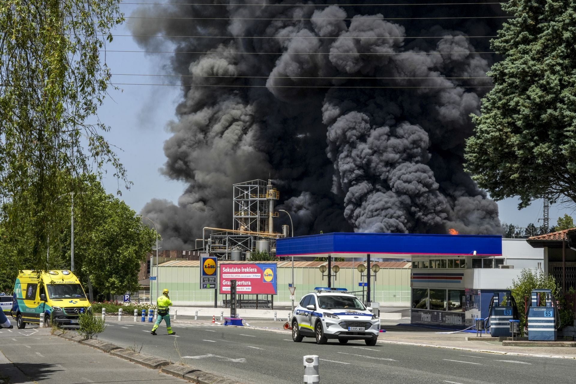 El gran incendio de LEA se ve desde todo Vitoria