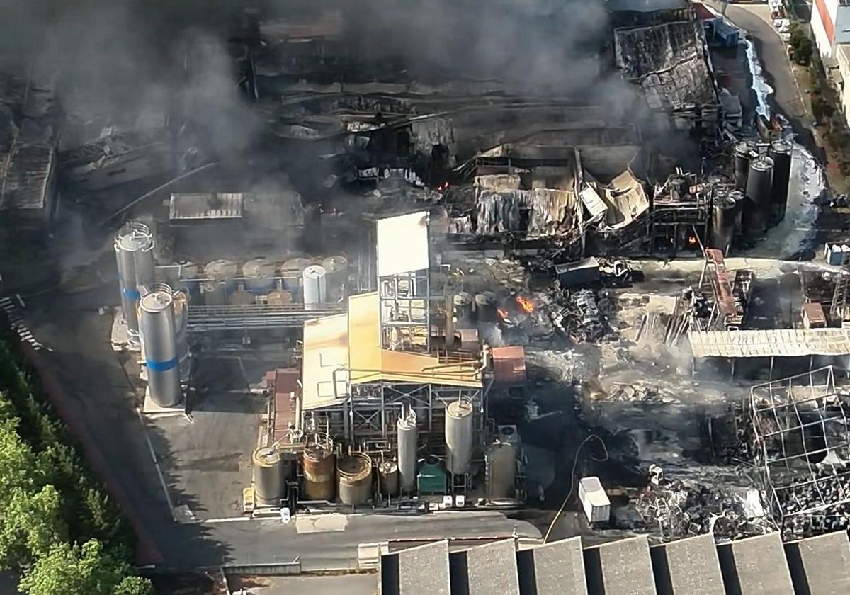 Los bomberos dan por controlado el gran incendio de LEA