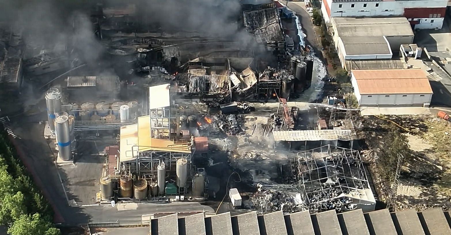 El gran incendio de LEA se ve desde todo Vitoria