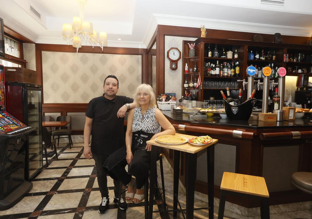 Yolanda Liñera Abella y Óscar Guillermo Troché posan en la barra del Larragan.