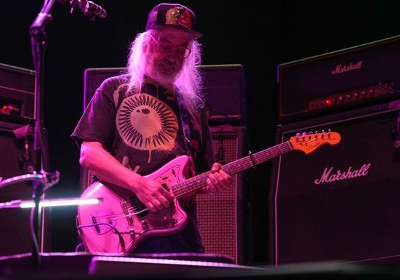 J Mascis, en un momento del concierto de Dinosaur Jr.