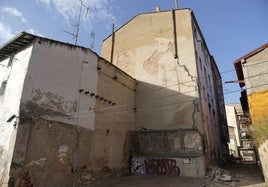 La esquina inferior del edificio, que recorre una gran grieta, colapsó el jueves.