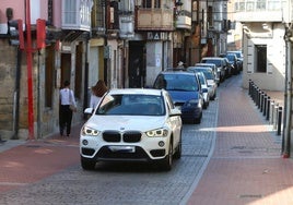 Un elevado número de coches atraviesa el Casco Viejo en dirección a El Crucero.