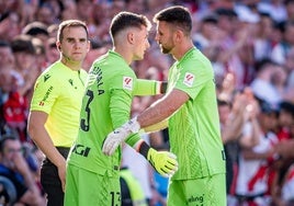 Agirrezabala entra por Simón en Vallecas, donde el alavés aseguró el premio Zamora.