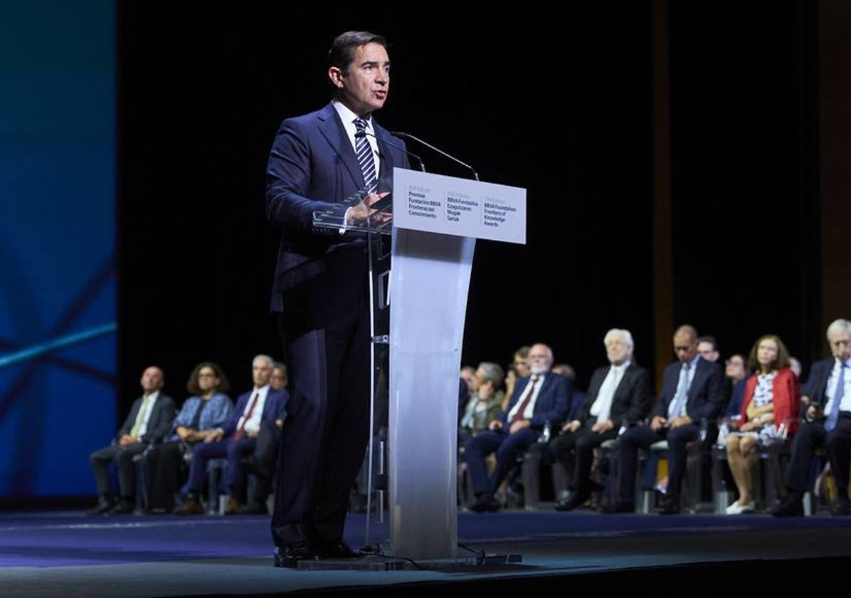 El presidente del BBVA, Carlos Torres Vila, durante la ceremonia de ayer en el Palacio Euskalduna.