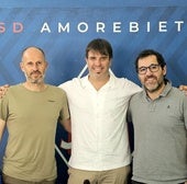 Aitor Zulaika, entre Jabi Luaces y Jon Larrea, en su presentación como nuevo técnico del Amorebieta.