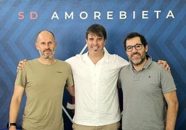 Aitor Zulaika, entre Jabi Luaces y Jon Larrea, en su presentación como nuevo técnico del Amorebieta.