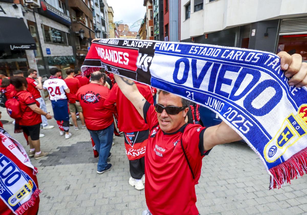 La afición rojilla anima las calles de Oviedo