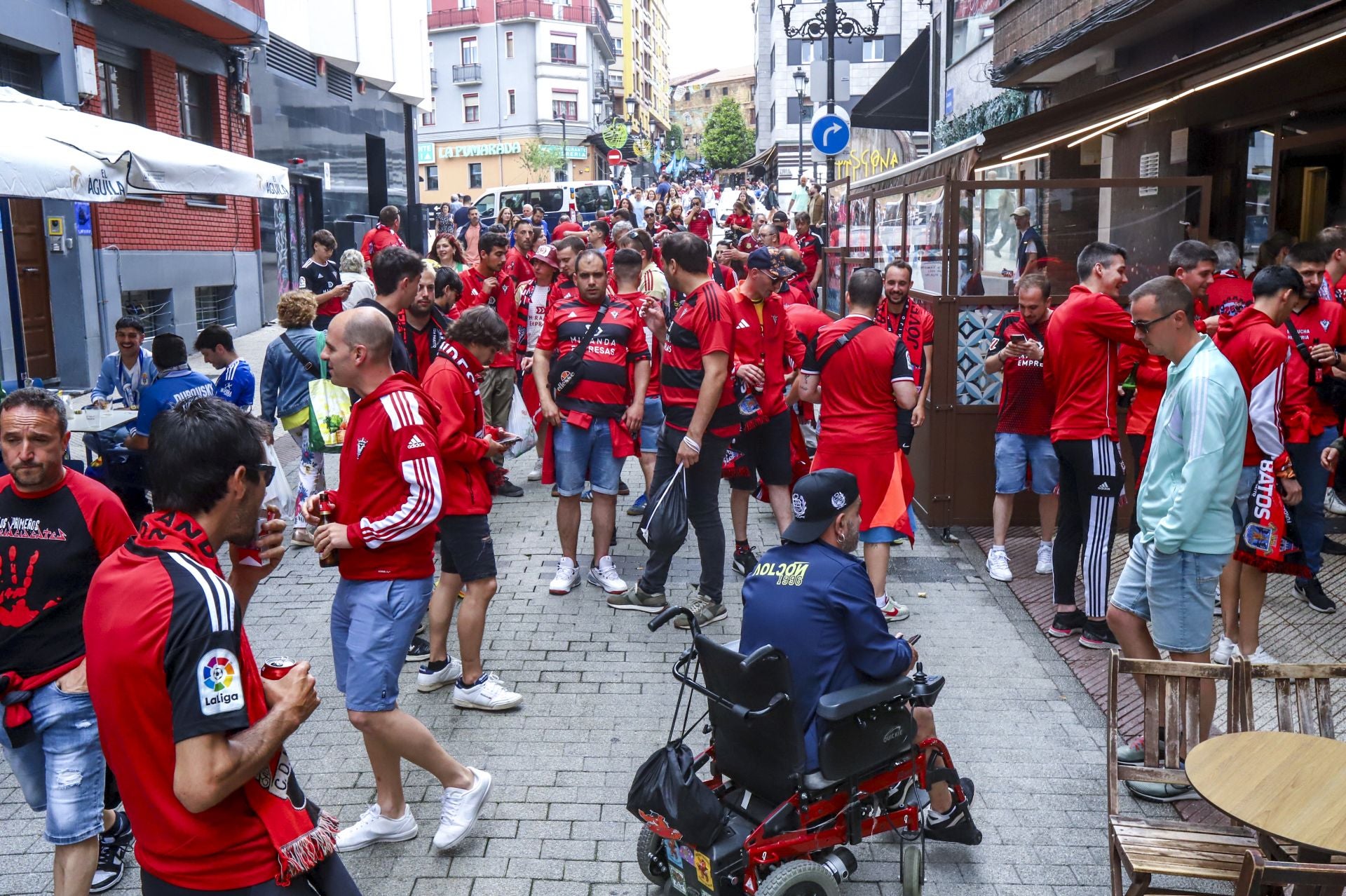 La marea rojilla desembarca en Oviedo