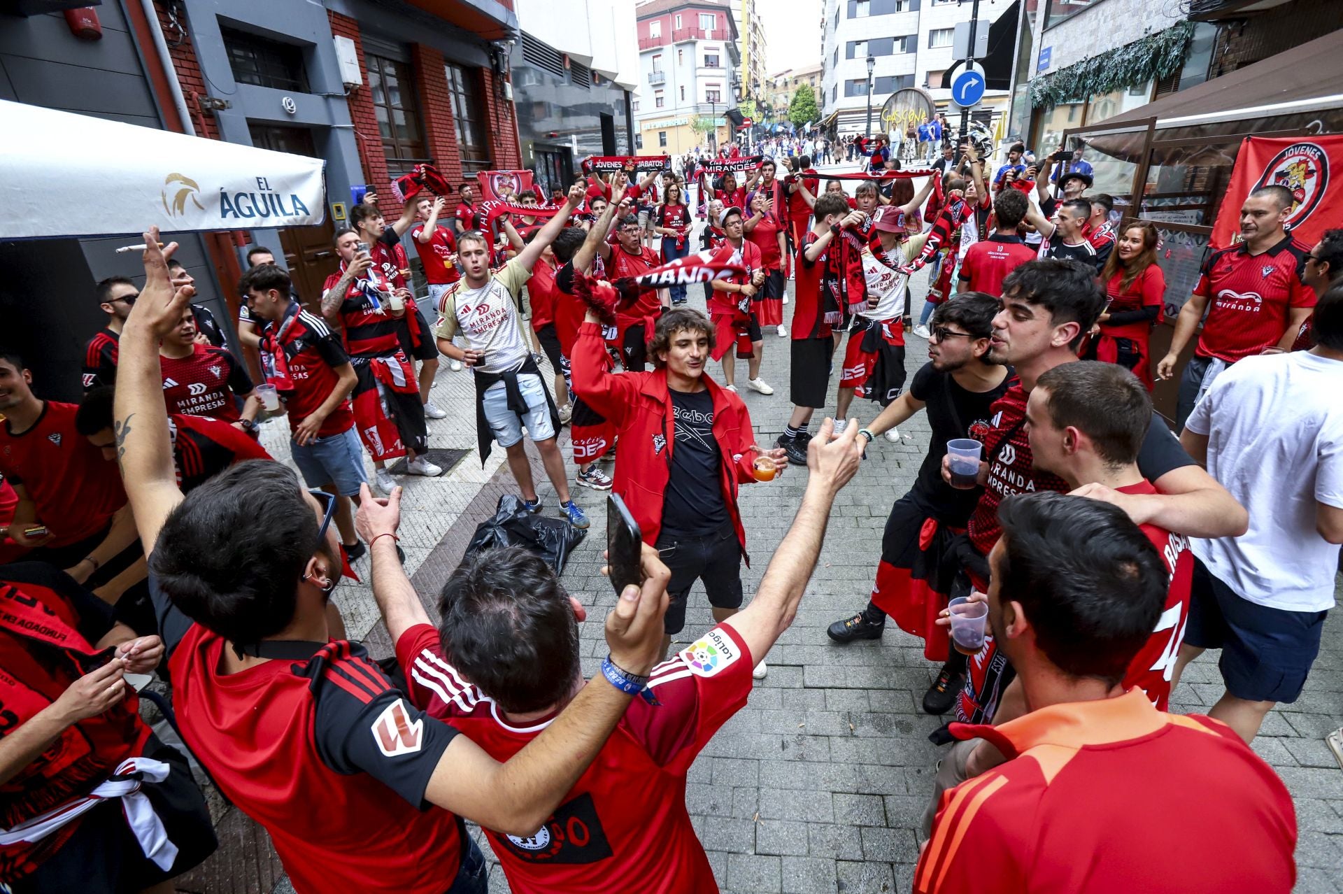 La marea rojilla desembarca en Oviedo