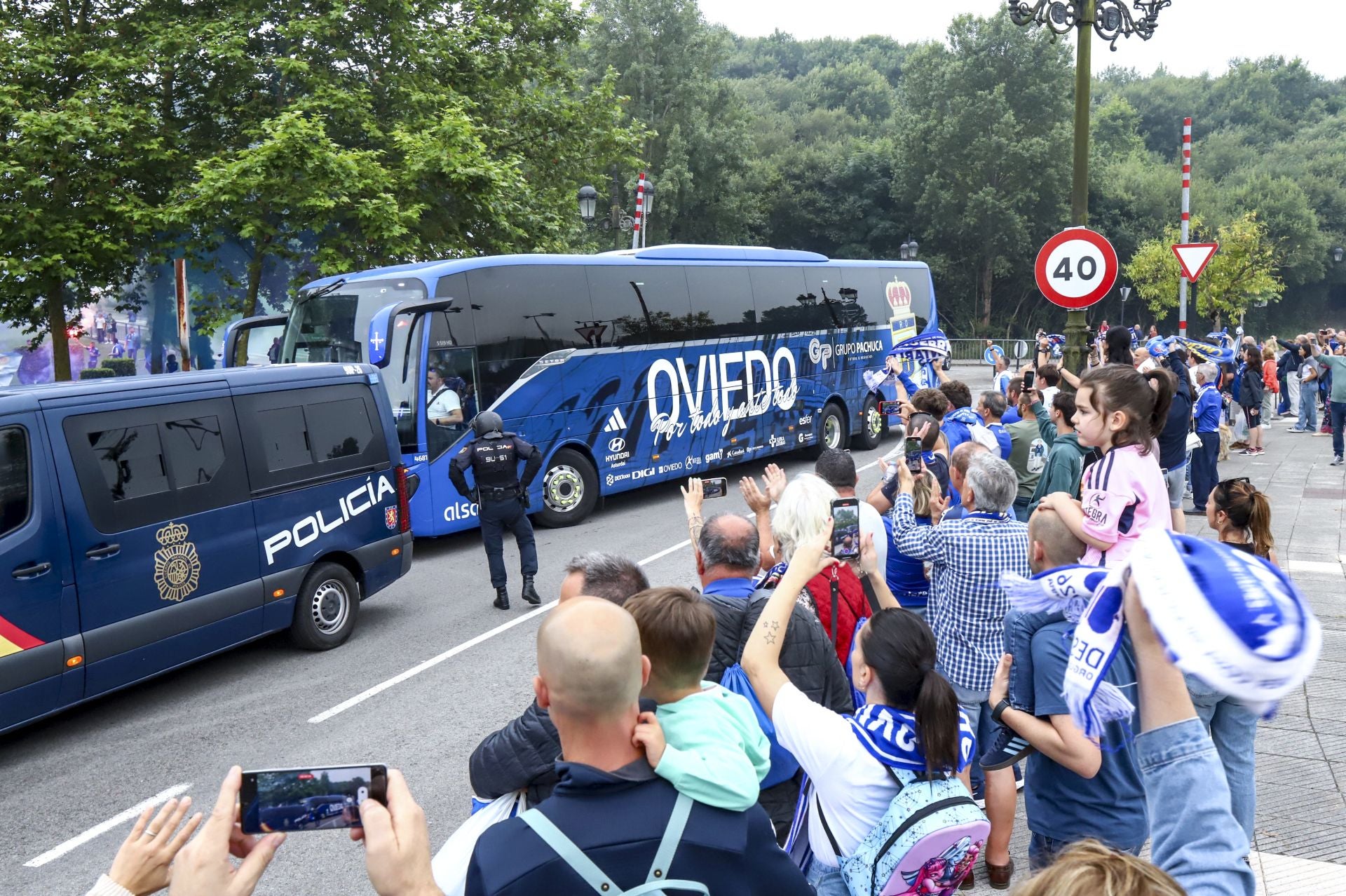 La marea rojilla desembarca en Oviedo