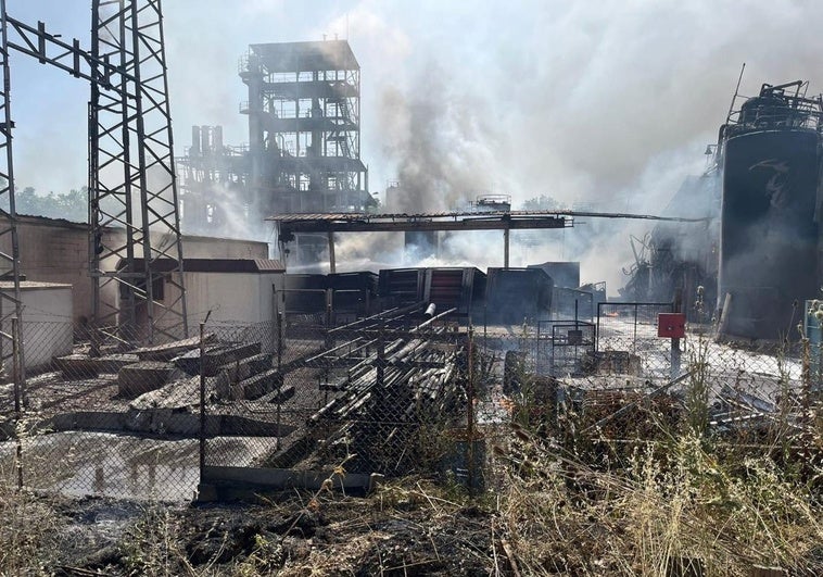 Los bomberos tuvieron que lidiar con gigantes columnas de humo en una planta que quedó arrasada.