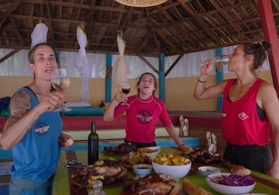 Carra, Marcela y Ari brindan por su triunfo en 'El Conquistador del Caribe'.