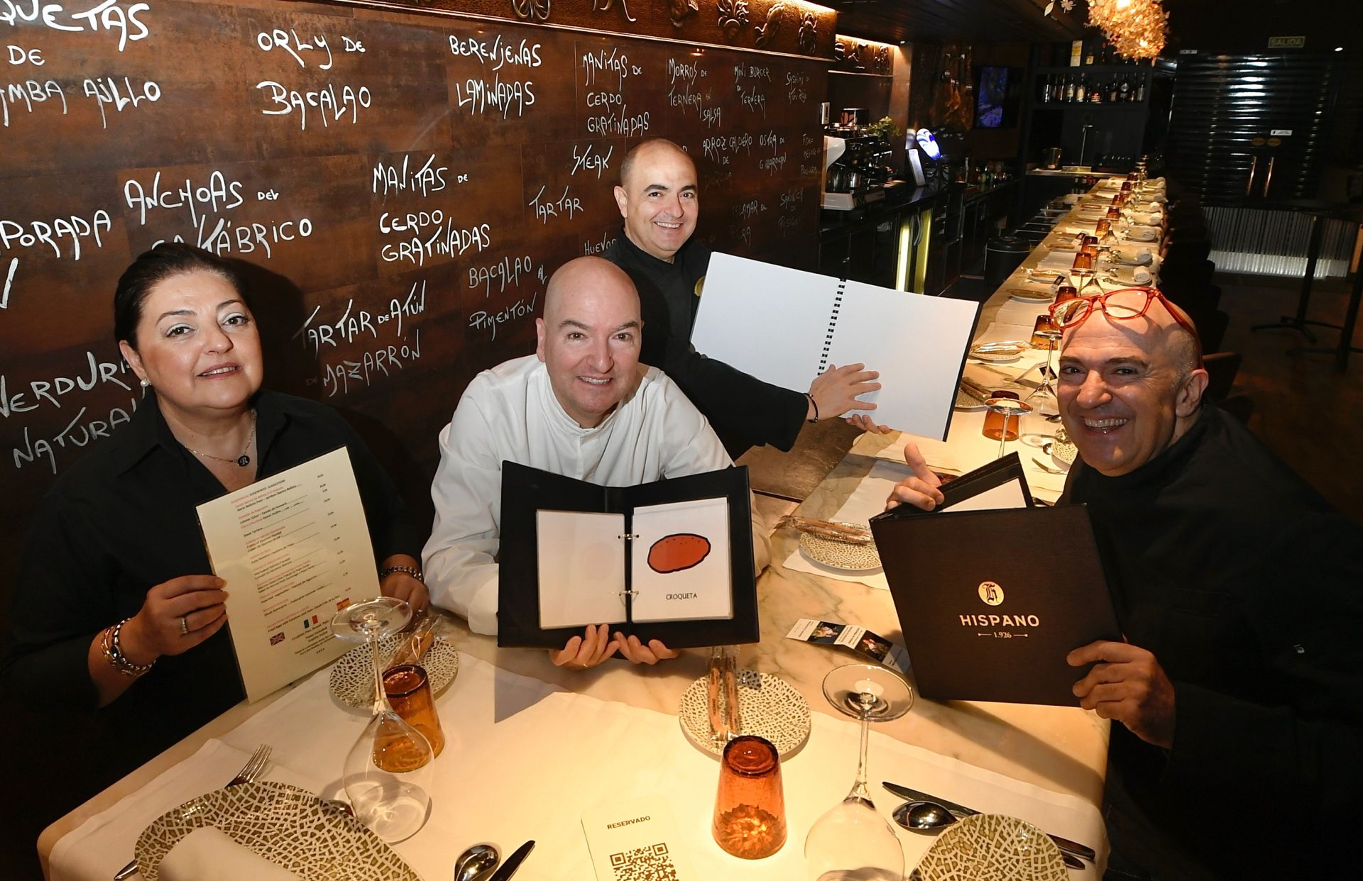 Rocío, Nacho, Balta, y Joaquín, con las cartas del Hispano.
