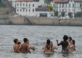 Varios jóvenes se bañan en Ereaga a pesar de la bajada de temperaturas