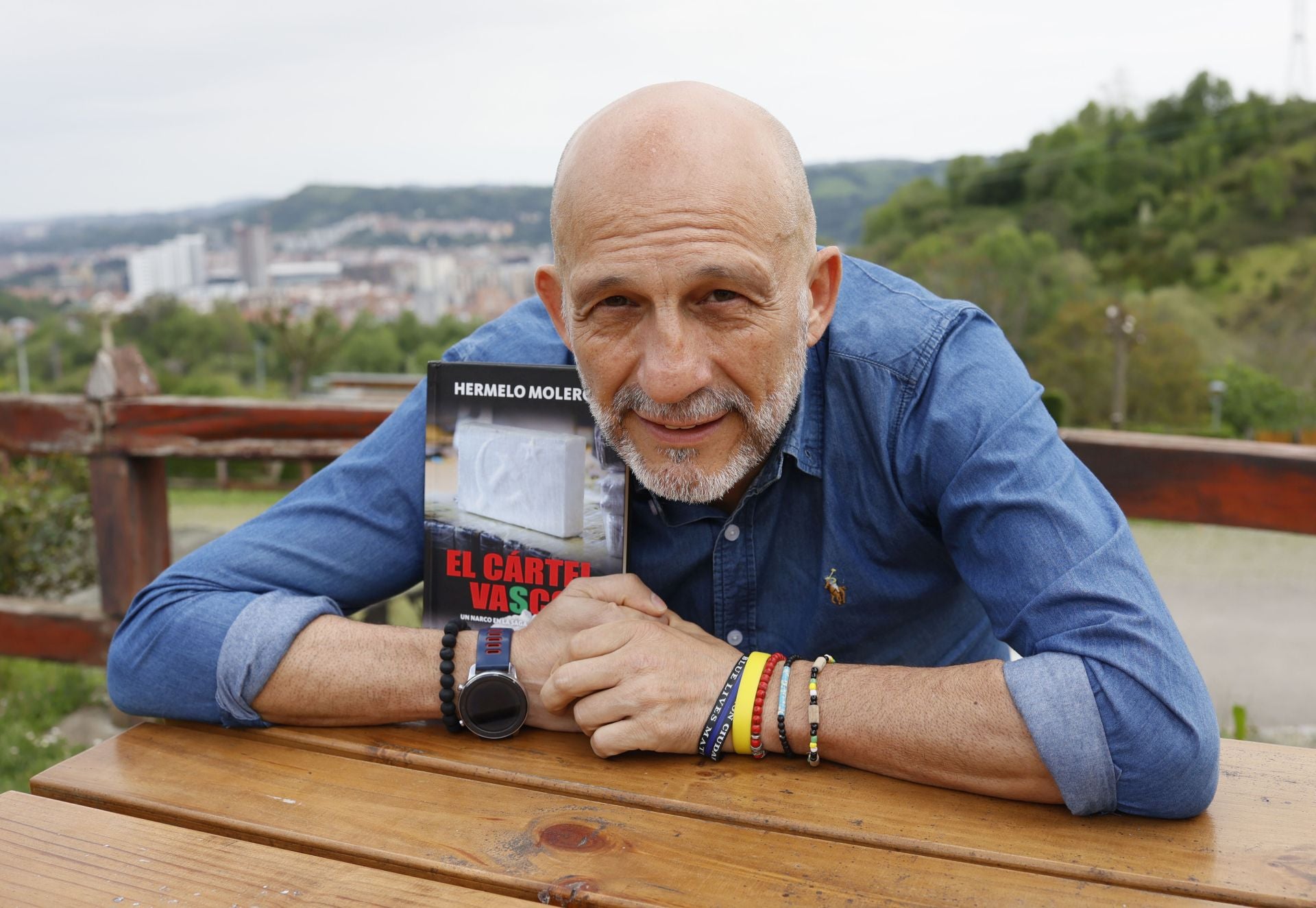 Hermelo Molero posa con el libro que acaba de publicar.