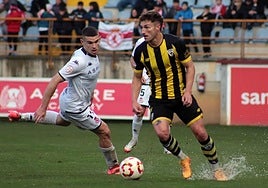 Huidobro sacando el balón en el último duelo disputado en el Reino de León.