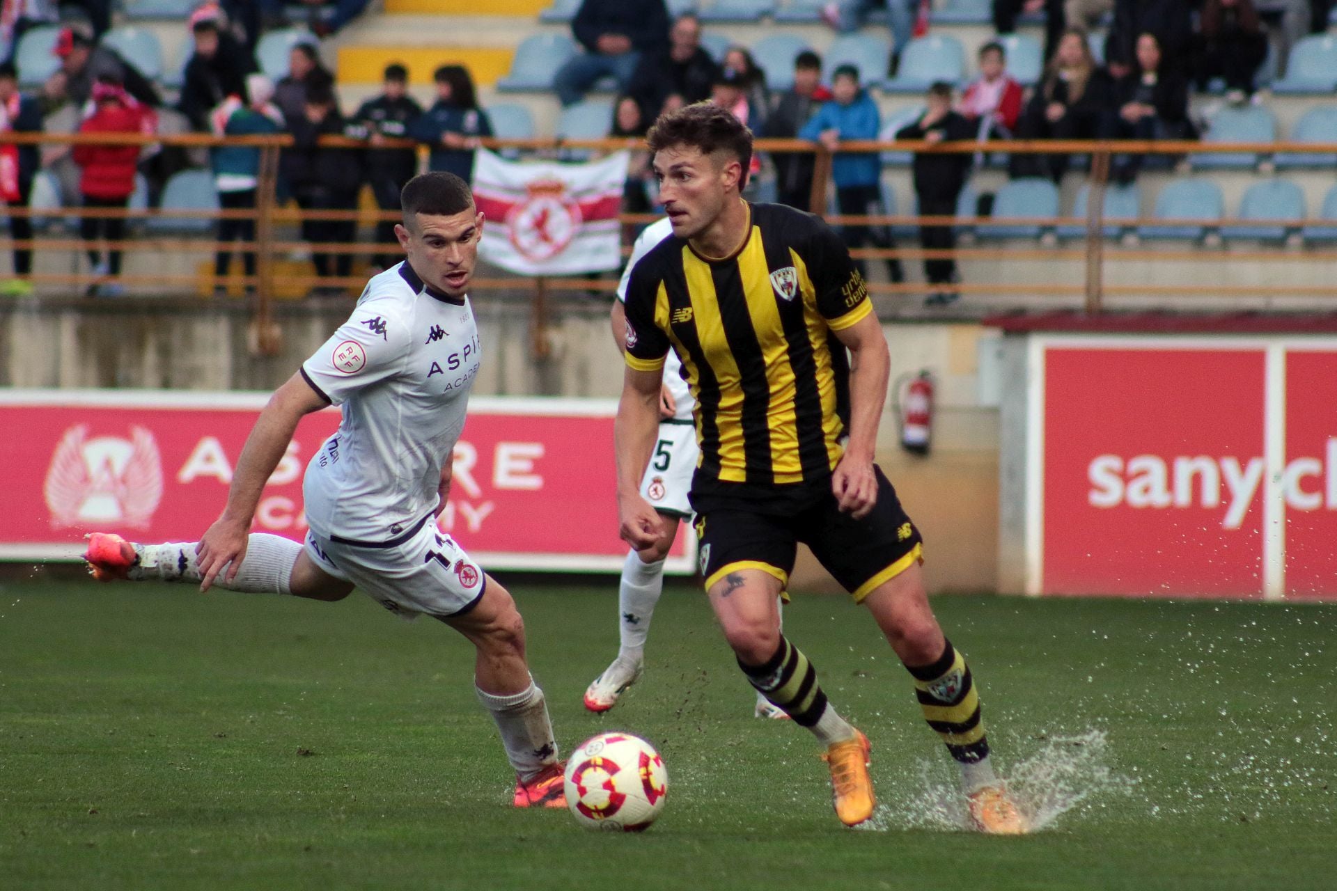 Huidobro sacando el balón en el último duelo disputado en el Reino de León.