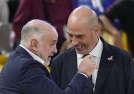 Laso y Peñarroya charlan de forma amistosa durante la previa de un partido en el Palau blaugrana.