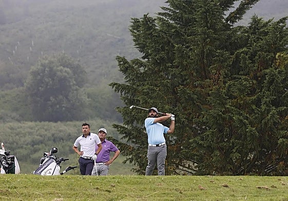 El argentino Gastón Bertinotti, segundo en la clasificación provisional, usa un hierro antes de se suspendiera el juego.