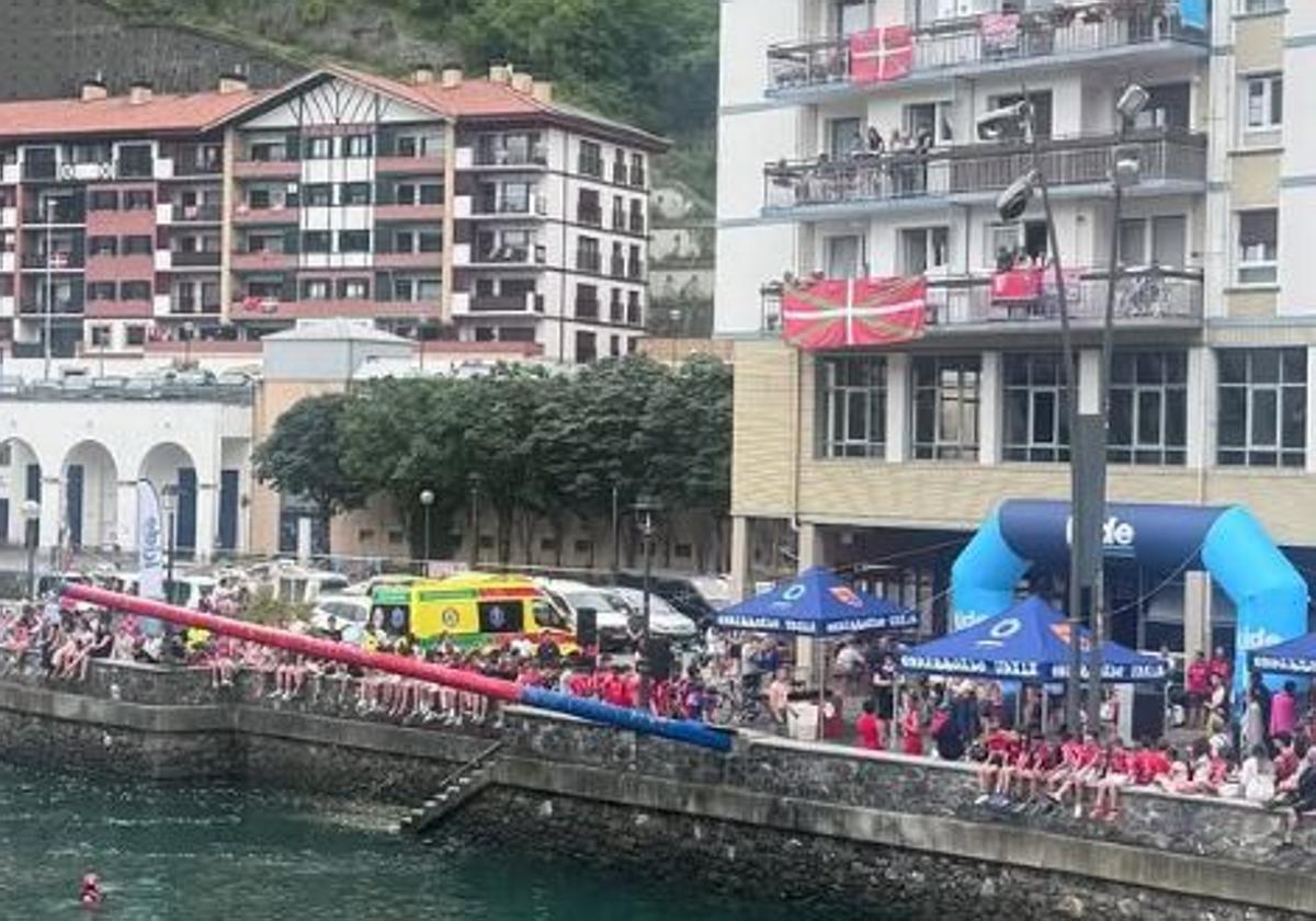 Iñigo Martínez y Kepa Arrizabalaga disfrutan de la cucaña en Ondarroa