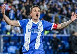 Tenaglia, uno de los capitanes del Alavés, celebra su gol ante la Real Sociedad, determinante para lograr la salvación.
