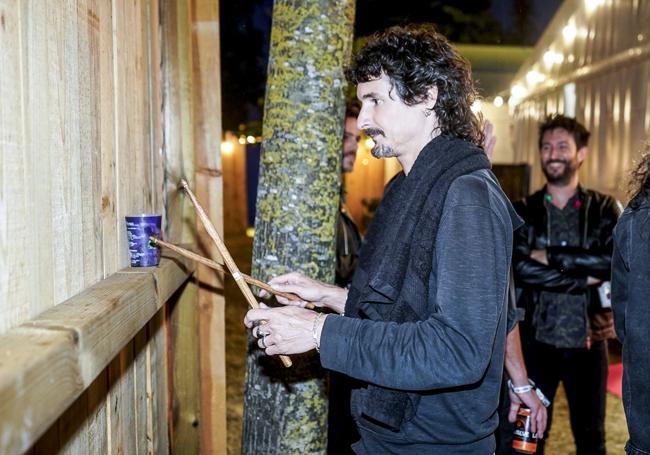 El batería Papi Pachuli practica en un muro antes de la prueba de sonido.