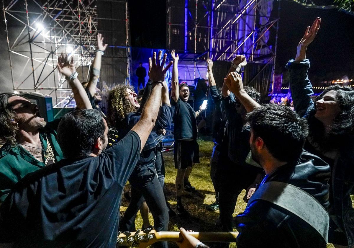 En su grito de guerra, antes de entrar al escenario.
