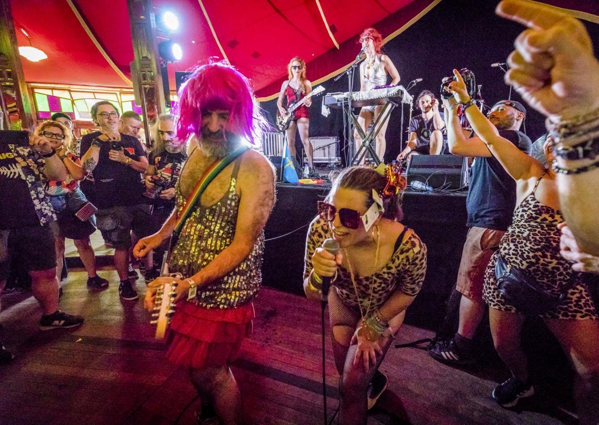Imagen secundaria 1 - Wau y los Arrrghs!!!, el concierto favorito de muchos azkeneros. Las Jennys de Arroyoculebro. Las pelucas, señas de identidad de Mambo Rambo.