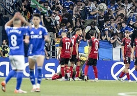 Los rojillos tratan de sobreponerse al segundo tanto del Oviedo.