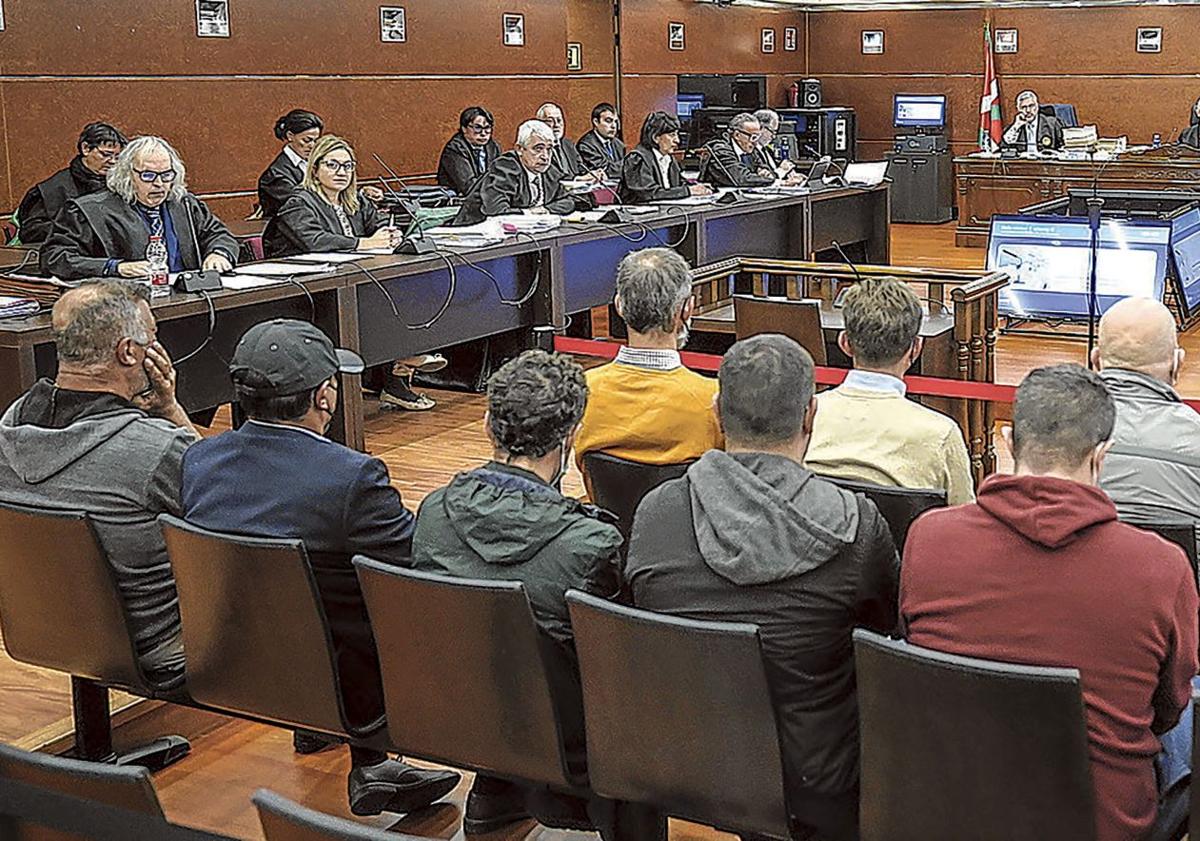 Imagen principal - Imagen del juicio contra nueve hombres, condenados en 2022 con hasta 15 años de cárcel por contratar en 2016 los servicios sexuales de siete menores de entre 14 y 17 años que residían en el Hogar Sansoheta, tutelado por la Diputación de Álava. Dos detenciones, en Barcelona y Madrid, por casos de pederastia y prostitución de menores tuteladas.