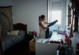 La universitaria Naiara Rodríguez, de Logroño, decidió compartir piso con otras compañeras en Deusto después de dos años en una residencia.