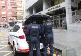 Una patrulla de la Ertzaintza a las puertas del Palacio de Justicia de Bilbao.