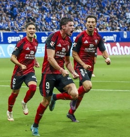 Panichelli celebra su último gol junto a Gorrotxa y Parada.